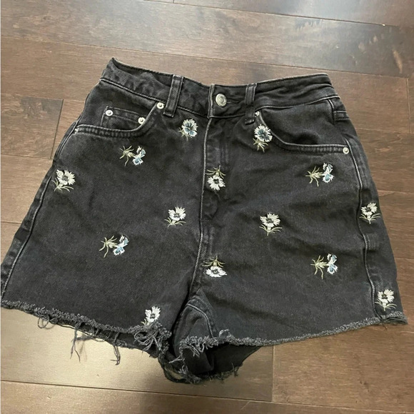 Topshop High  Waisted Black Floral Embroidered Denim Jean Short Women’s 0 - Picture 2 of 8